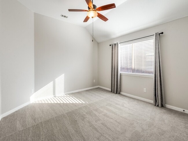 Building Photo - 3250 Woodbine Tr