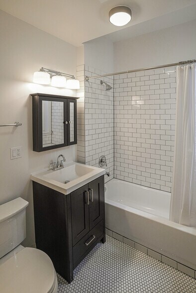 Building Photo - 836 N Maplewood Ave