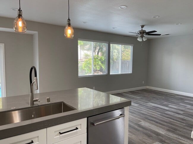 Building Photo - Beautiful 4 Bedroom 3 Bathroom with a pool