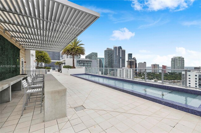 Building Photo - 1010 SW 2nd Ave