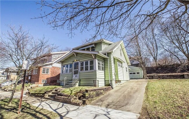 Building Photo - Spacious Single 3 Bedroom Home