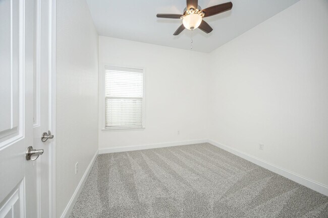 Building Photo - Charming Home Move-in Ready!