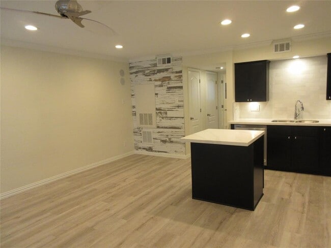 Building Photo - 300 Pecore St