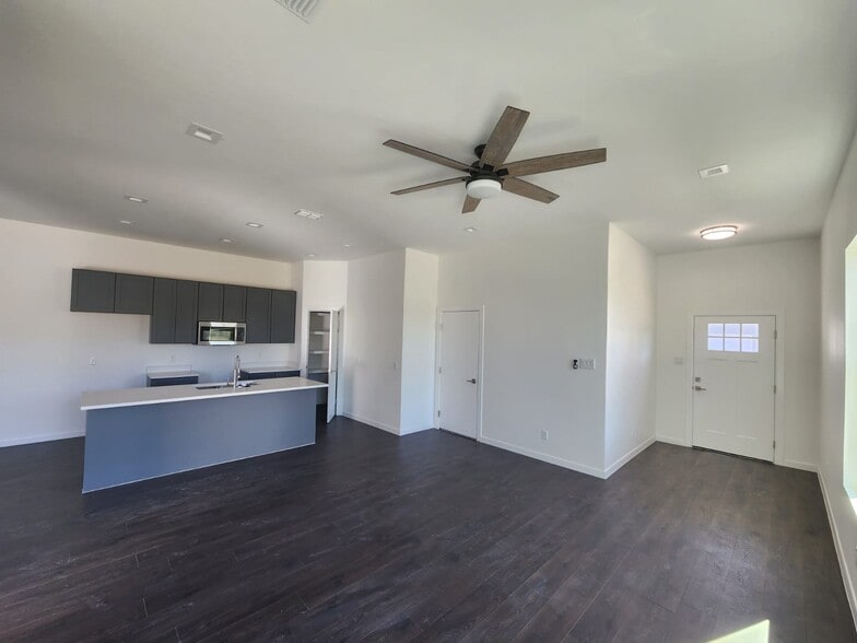 Building Photo - 2716 Kerria Ave