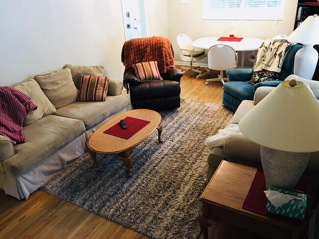 Building Photo - 5624 Lake St