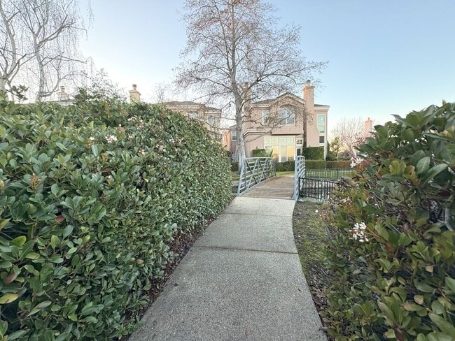 Building Photo - Charming Waterfront Single Family Home in Redwood Shores Available Now!