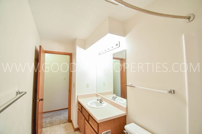 Building Photo - 1104 Prairie View Dr