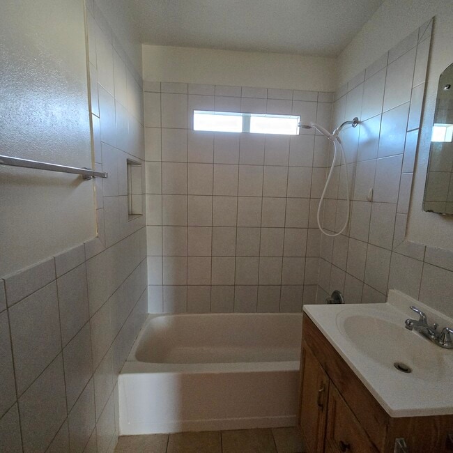 Building Photo - 903 W Alameda St