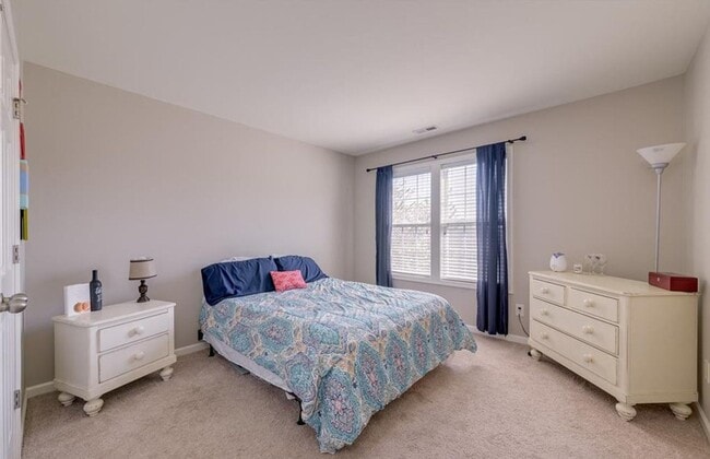 Building Photo - Very nice townhome with primary bedroom on...