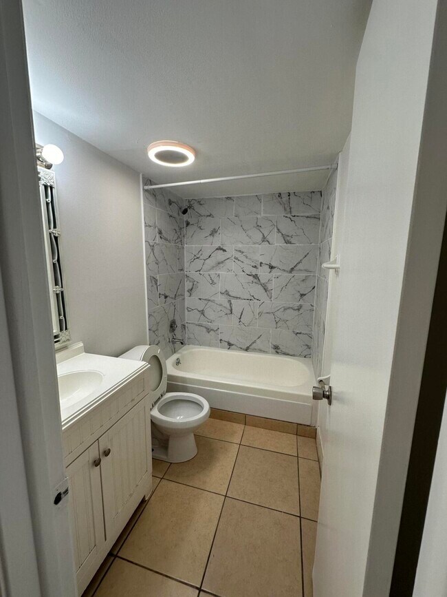 Building Photo - 837 Hickory St