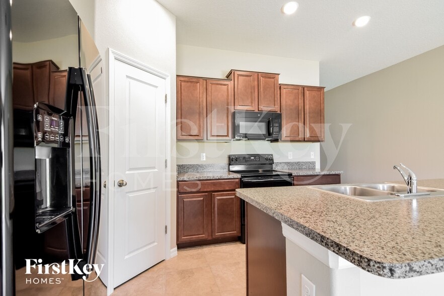 Building Photo - 9620 Sage Creek Dr