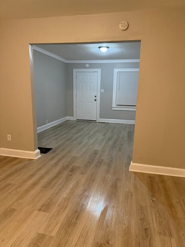 Building Photo - 861 N Drexel Ave