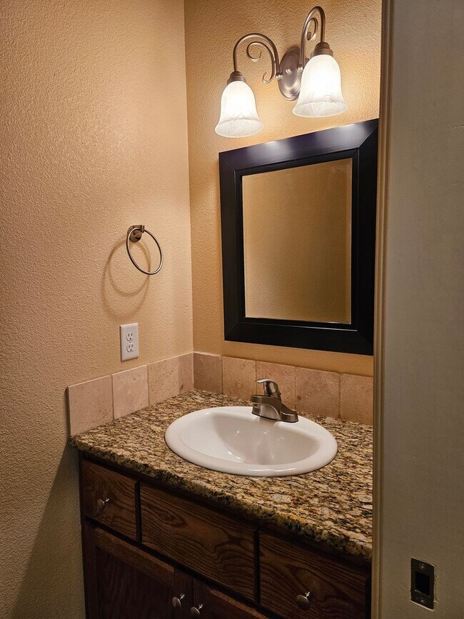 Building Photo - 3/2.5 in Boise-2 Car Garage, Fireplace, Vaulted Ceilings, Landscaping Included.