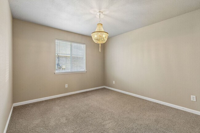 Building Photo - Stylish, Move-In Ready Living in Justin