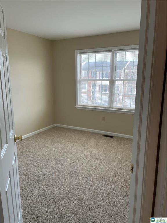 Building Photo - 338 S Oak St