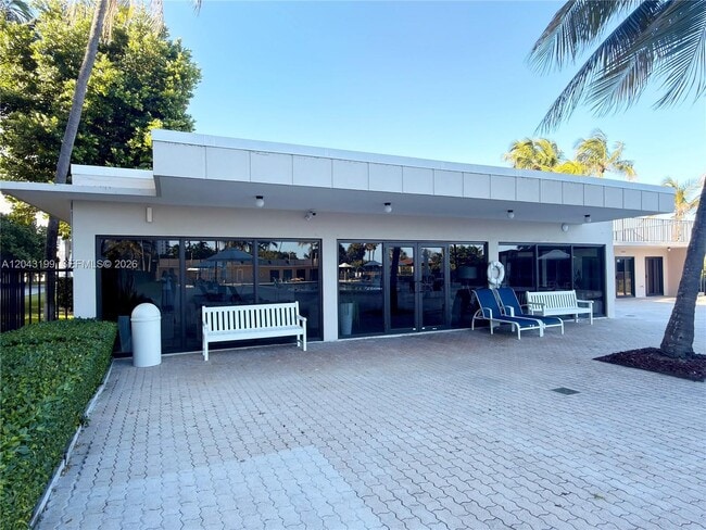 Building Photo - 2625 Collins Ave