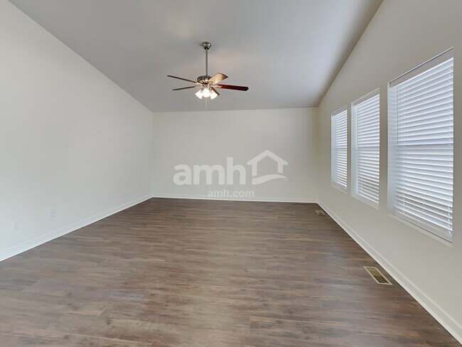 Building Photo - 754 N Scotney Ave