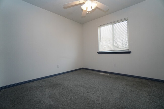 Building Photo - 11301 W Goldenrod Ave