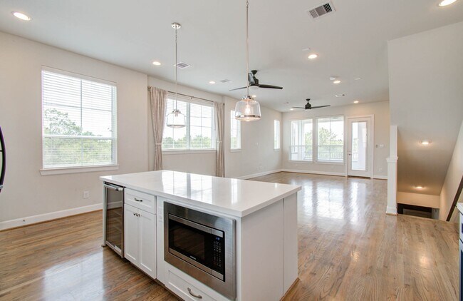 Building Photo - 2812 Grand Fountains Dr