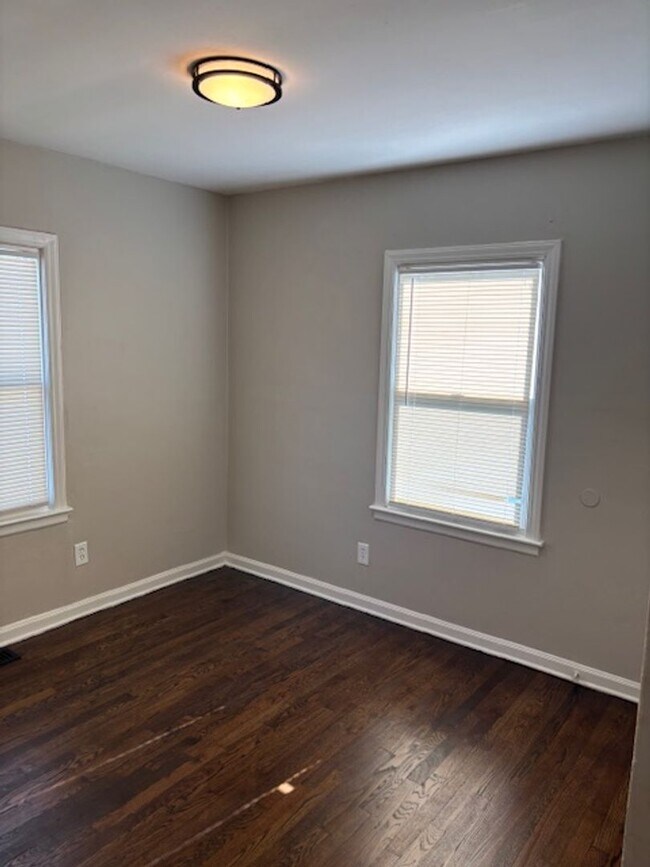 Building Photo - 3 Bedroom, 1 Bathroom in Kansas City