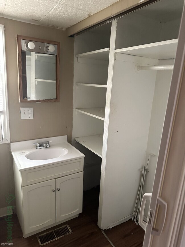 Building Photo - 1 br, 1 bath House - 619 Northeast Rock Is...