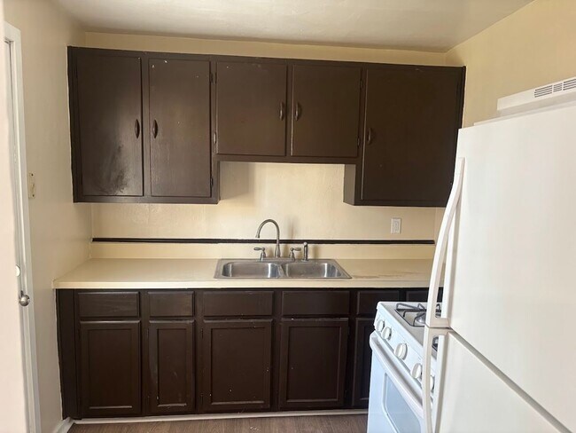 Building Photo - 4745 Lind St