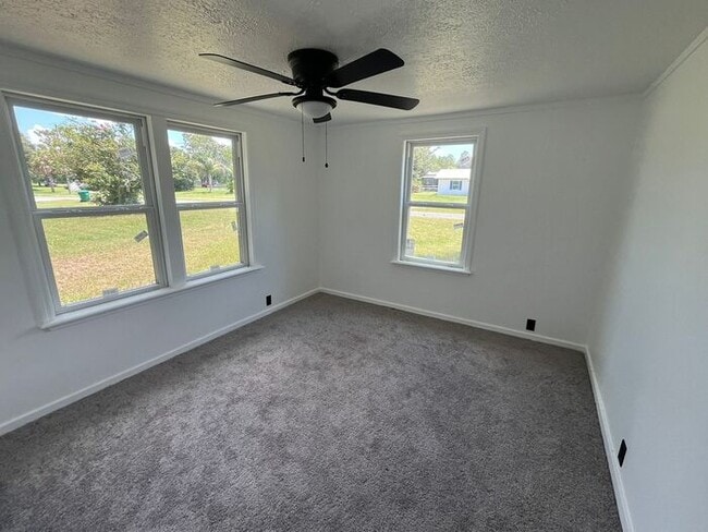 Building Photo - 3/2/1 on over 1/2 Acre