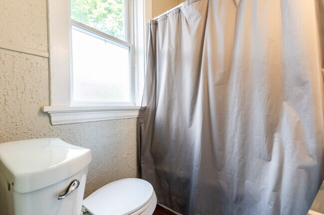 Building Photo - 208 Bosley St