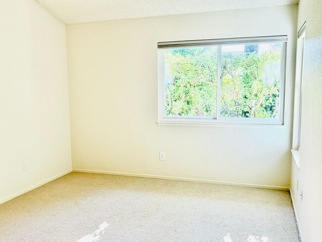 Building Photo - House like 2bed/1.5 Bath Condo with Spacious Corner Yard and 2 Car Garage