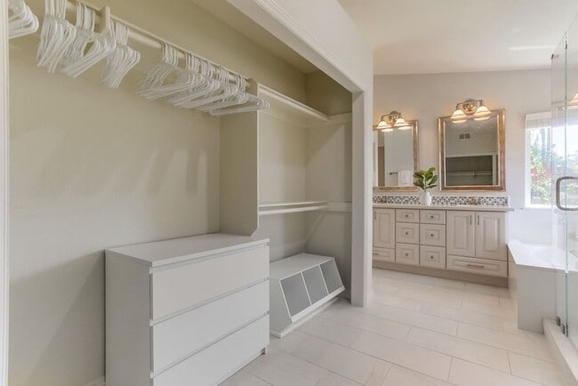 Building Photo - 10730 Carillon Ct