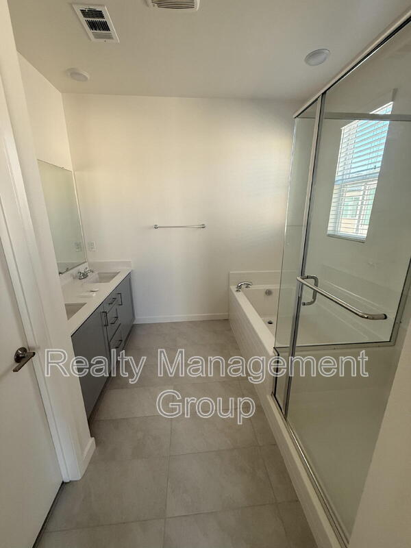 Building Photo - 5480 Shorefront Dr