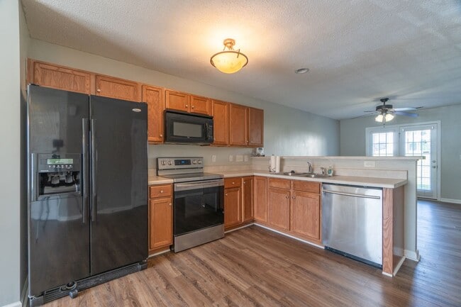 Building Photo - Townhome in a great location!