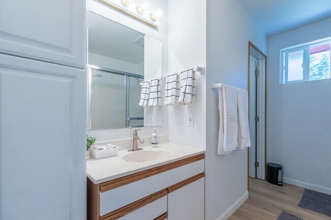 Building Photo - 226 Paradise Dr