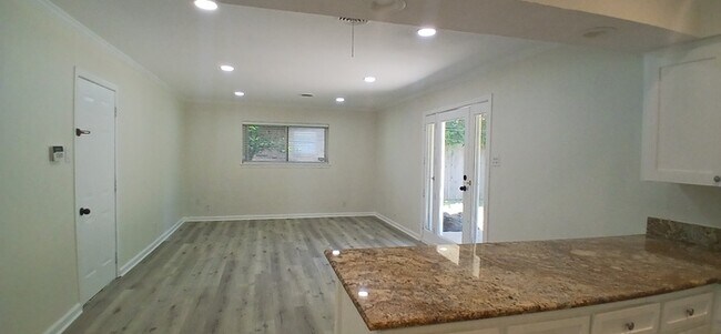 Building Photo - Beautiful 3 beds 2 baths in Grand Prairie!