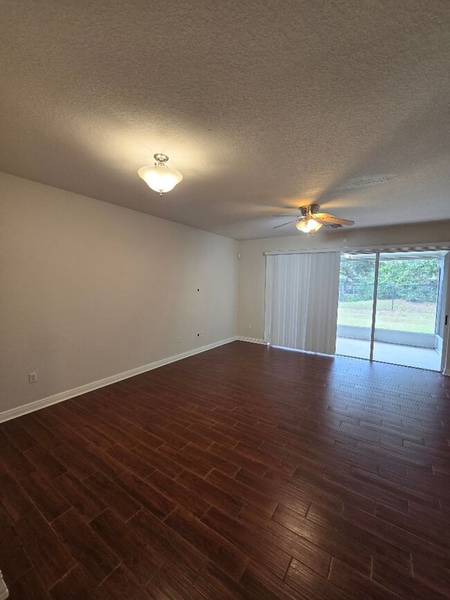 Building Photo - Beautiful 3 Bedroom 2.5 Bath in Riverview