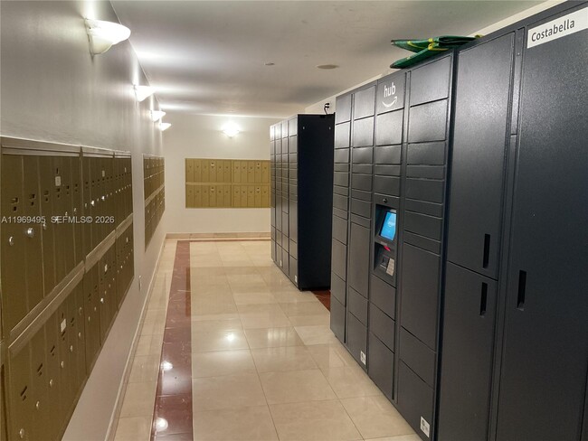 Building Photo - 1450 Brickell Bay Dr