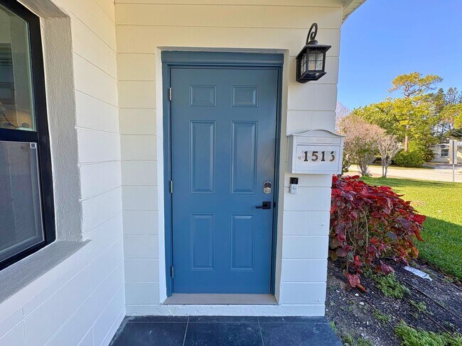 Building Photo - Fully Renovated 2BR Home with Designer Finishes & Fenced Yard