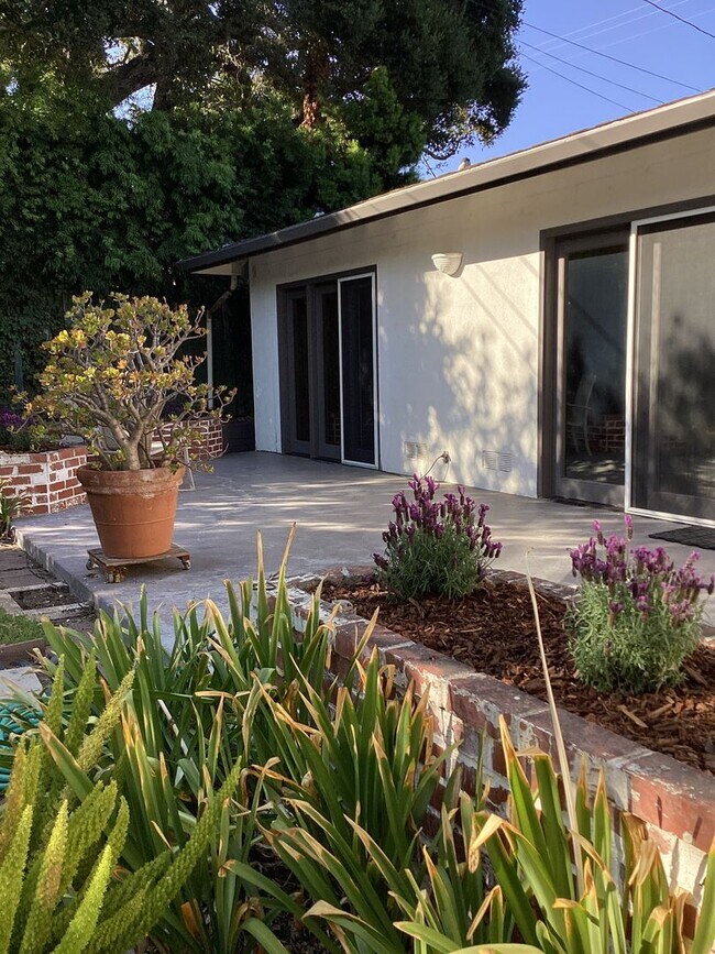 Building Photo - Beautifully Maintained Santa Barbara Home