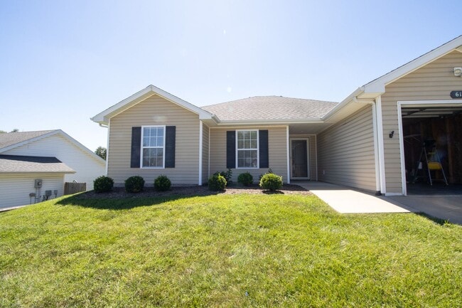 Building Photo - 3 Bed and 2 Bath Home