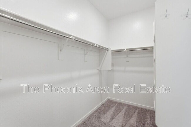 Building Photo - 40643 W Shaver Dr