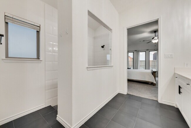 Building Photo - "Spacious 4-Bedroom Retreat with 2.5 Baths...