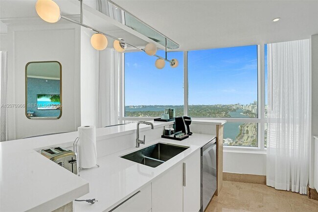 Building Photo - 4401 Collins Ave