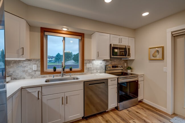 Building Photo - 211 Parkway Dr