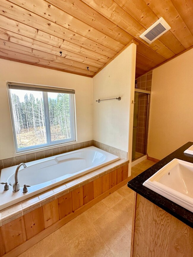 Building Photo - CHARMING LOG HOME!