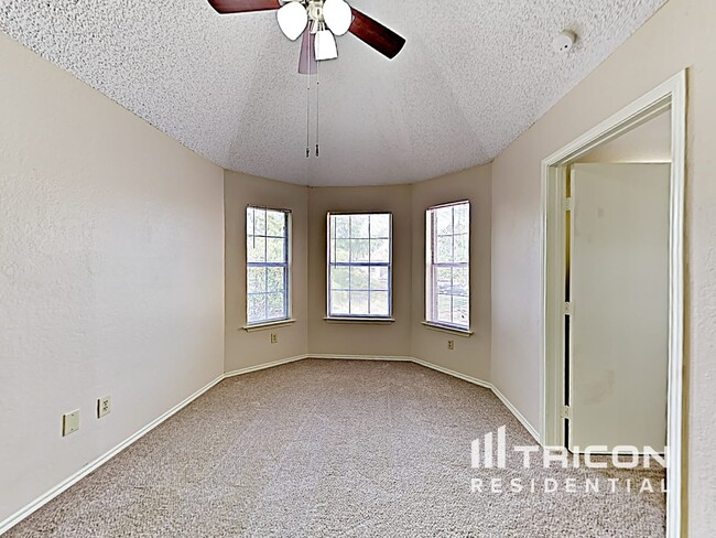 Building Photo - 3301 Plantation Ln