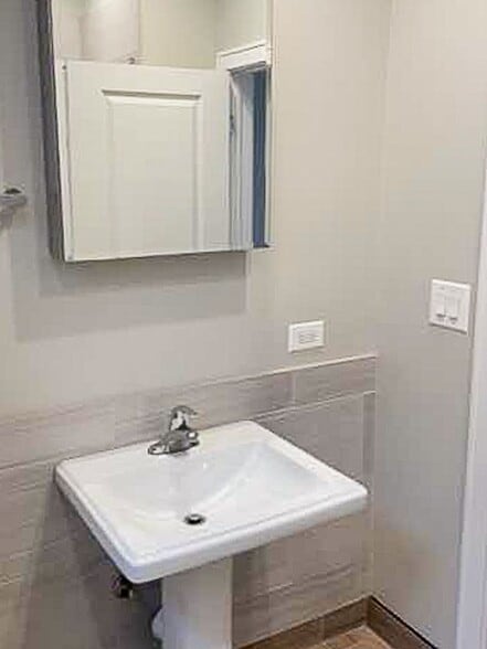 Building Photo - 4863 N Paulina St