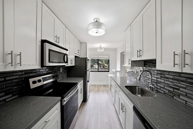 Building Photo - 185 Lakeview Dr