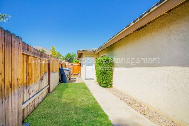 Building Photo - 5155 Harriett Cir