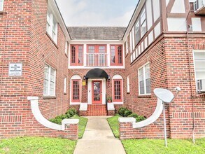 Building Photo - Unique Studio w/ Hardwoods in Small 1920's Complex