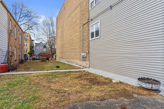 Building Photo - 1529 S Komensky Ave